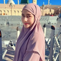 Melalui akun Instagramnya, Prilly Latuconsina membagikan foto berhijab yang tidak ribet dan meneduhkan. Wanita kelahiran 15 Oktober 1996 terlihat tampil dengan riasan dan busana simple. Foto: Dok. Instagram @prillylatuconsina96.