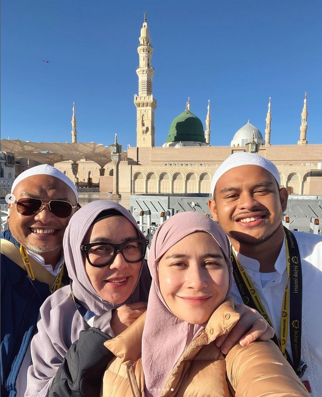Prilly Latuconsina yang tengah umrah bersama keluarga, mengunggah foto yang memperlihatkan dirinya mengenakan hijab. Prilly memakai setelan bergo dan gamis bahan crinkle warna dusty pink.  Foto: Dok. Instagram @prillylatuconsina96.