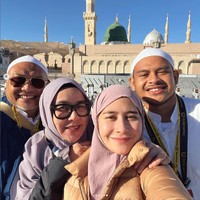Prilly Latuconsina yang tengah umrah bersama keluarga, mengunggah foto yang memperlihatkan dirinya mengenakan hijab. Prilly memakai setelan bergo dan gamis bahan crinkle warna dusty pink.  Foto: Dok. Instagram @prillylatuconsina96.