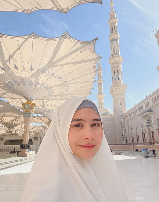 Prilly yang memulai karier sebagai talent di program Bocah Petualang itu juga mengunggah foto selfie saat di Masjid Nabawi. Foto: Dok. Instagram @prillylatuconsina96.