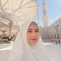 Prilly yang memulai karier sebagai talent di program Bocah Petualang itu juga mengunggah foto selfie saat di Masjid Nabawi. Foto: Dok. Instagram @prillylatuconsina96.