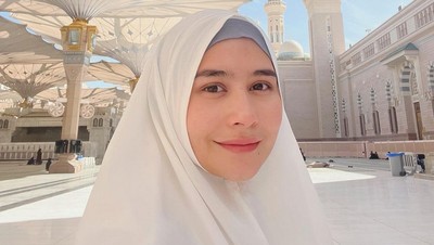 8 Foto Prilly Latuconsina Pakai Hijab dan Tanpa Makeup Saat Umrah Tuai Pujian