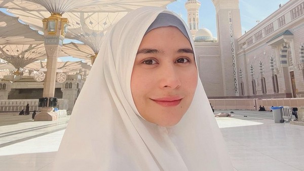 8 Foto Prilly Latuconsina Pakai Hijab dan Tanpa Makeup Saat Umrah Tuai Pujian
