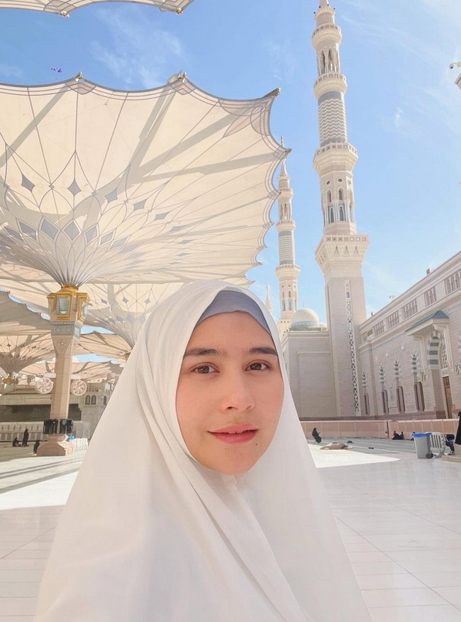 Selain tampil berhijab, Prilly juga disebut memiliki kecantikan yang alami. Parasnya tetap memesona meski tanpa makeup selama umrah. MasyaAllah liat Prilly adem banget kayak ubin masjid 😍😍, puji akun @rochmanililis.Cantik banget kak prill❤️, ucap akun @_imasnuraida. MasyaAllah cantik bgt prill 😍❤️❤️, kagum akun @lilianatmay04.  Foto: Dok. Instagram @prillylatuconsina96.