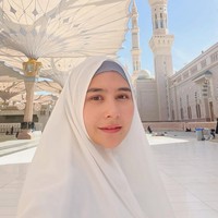 Selain tampil berhijab, Prilly juga disebut memiliki kecantikan yang alami. Parasnya tetap memesona meski tanpa makeup selama umrah. MasyaAllah liat Prilly adem banget kayak ubin masjid 😍😍, puji akun @rochmanililis.Cantik banget kak prill❤️, ucap akun @_imasnuraida. MasyaAllah cantik bgt prill 😍❤️❤️, kagum akun @lilianatmay04.  Foto: Dok. Instagram @prillylatuconsina96.