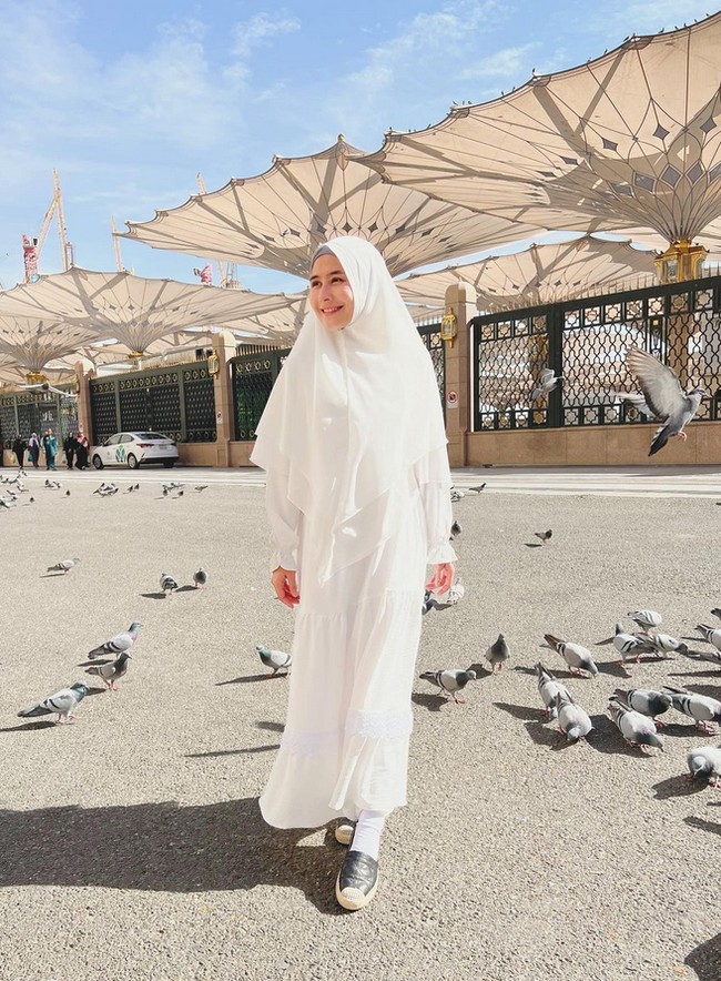 Prilly mengunggah foto dengan memakai busana serba putih saat berada di Masjid Nabawi, Madinah. Foto: Dok. Instagram @prillylatuconsina96.