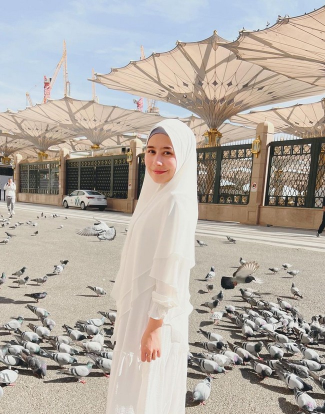 Penampilan berbeda Prilly Latuconsina saat umrah ini mendapatkan tanggapan positif dari para penggemar. Kamu cantik kak, tapi selama ini aku ga pernah komen. Tapi untuk kali ini jari aku ga bisa nahan, kamu, sangat, cantik, kagum akun @niaannisaa. Semoga istiqomah dalam berhijab❤️, ucap akun @mitapramita_. MasyaAllah prilly kamu cantik berhijab, ujar akun @yuliehijaberr. Foto: Dok. Instagram @prillylatuconsina96.