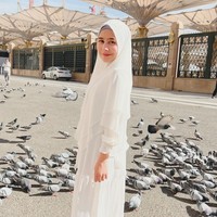 Penampilan berbeda Prilly Latuconsina saat umrah ini mendapatkan tanggapan positif dari para penggemar. Kamu cantik kak, tapi selama ini aku ga pernah komen. Tapi untuk kali ini jari aku ga bisa nahan, kamu, sangat, cantik, kagum akun @niaannisaa. Semoga istiqomah dalam berhijab❤️, ucap akun @mitapramita_. MasyaAllah prilly kamu cantik berhijab, ujar akun @yuliehijaberr. Foto: Dok. Instagram @prillylatuconsina96.
