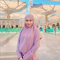 Pesinetron Ganteng-Ganteng Srigala ini terlihat menggunakan setelan hijab dan gamis dari brand Vanilla Hijab saat berpose di bawah payung Masjid Nabawi, Madinah. Foto: Dok. Instagram @prillylatuconsina96.