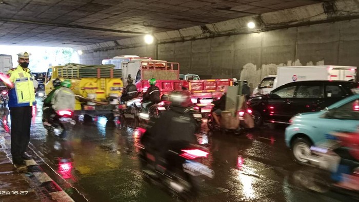 Genangan air di terowongan Halim, Jakarta Timur, Senin (5/2/2024) sore telah surut dan lalu lintas berangsur normal.