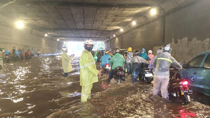 Genangan Setinggi 40 Cm di Bawah Terowongan Halim, Lalin Macet