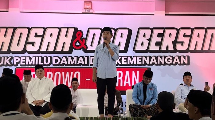 Cawapres nomor urut 2 Gibran Rakabuming Raka menghadiri deklarasi alumni Ponpes Al Falah Ploso di Jabodetabek, Senayan, Jakarta, Senin (5/2/2024).