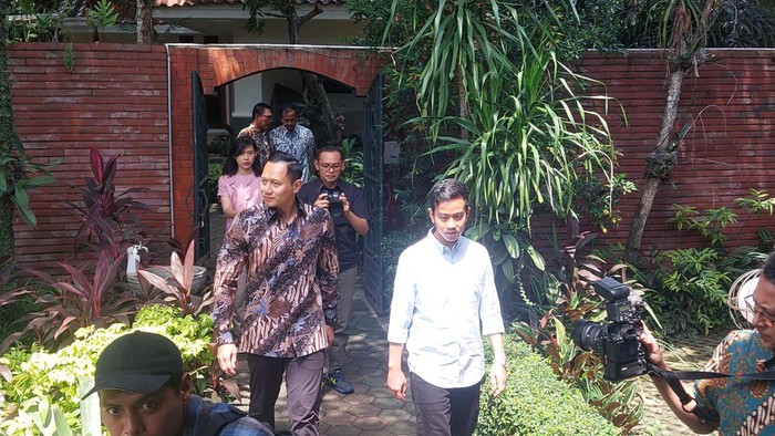 Cawapres nomor urut 2 Gibran Rakabuming Raka melakukan pertemuan dengan Presiden RI ke-6 Susilo Bambang Yudhoyono (SBY) di Cikeas, Bogor, Jawa Barat, Senin (5/2/2024). Gibran disambut Ketum Partai Demokrat Agus Harimurti Yudhoyono (AHY) dan sempat ngopi bareng di pendopo kediaman SBY.