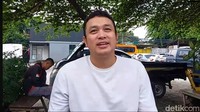 Gilang Dirga kembali menjadi perbincangan usai mengungkap bahwa dirinya ingin berkarir di industri hiburan Amerika. Foto: Ahsan/detikhot
