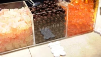 Produk permen mewah merek Sugarfina Candies juga masuk ke dalam isian goodie bag tersebut. Beberapa jenis permennya adalah permen karet, gummy bears, cokelat, dan lainnya. Foto: site news