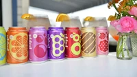 Minuman menyegarkan berupa Poppi Soda juga ada di dalam goodie bag Grammy Awards 2024. Minuman ringan bersoda tinggi ini menggabungkan serat prebiotik, cuka sari apel, jus buah, dan bahan alami lainnya. Foto: site news