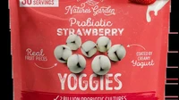 Pertama, ada Natures Garden Probiotic Strawberry Yoggies yang menjadi isian goodie bag Grammy Awards 2024. Berupa camilan buah stroberi yang dibalut dengan yogurt. Foto: site news