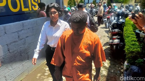 GS, pria pemerkosa mantan pacar di Kecamatan Sawan digiring oleh polisi di Mapolres Buleleng, Senin (5/2/2024).