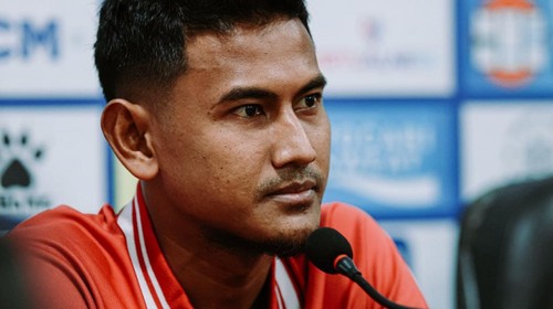 Potret Haudi Abdillah saat presscon prematch di Kediri, Minggu (4/2/2024).