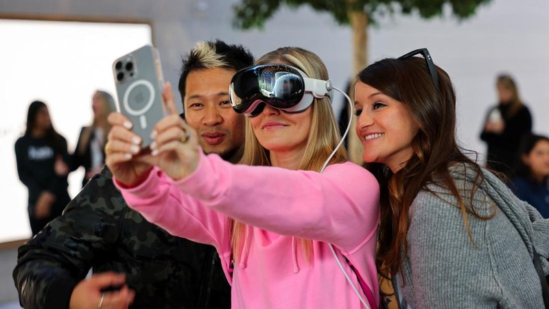 YouTuber iJustine uses Apple's Vision Pro headset on the day it goes on sale for the first time in Los Angeles, California, U.S., February 2, 2024. REUTERS/Mike Blake
