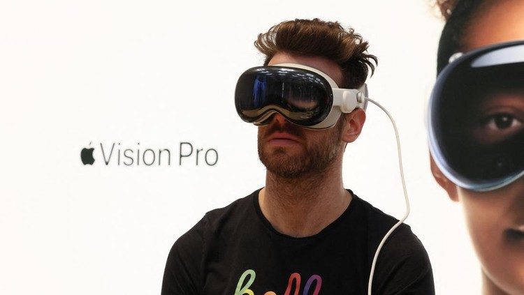 Apples Vision Pro headset is displayed at the Apple Fifth Avenue store in Manhattan in New York City, U.S., February 2, 2024. REUTERS/Brendan McDermid