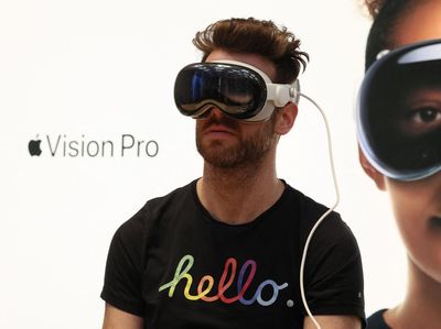 Headset Apple Vision Pro Mulai Dijual di Toko, Harganya Rp 55 Juta