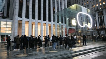 Orang-orang mengantri di luar toko Apple Fifth Avenue untuk membeli headset Vision Pro Apple, di Manhattan di New York City, AS. Headset Apple Vision Pro yang sudah lama ditunggu mulai dijual perdana di Amerika Serikat. REUTERS/Brendan McDermid
