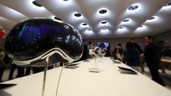 Harga headset Vision Pro memang berkali-kali lipat dibandingkan perangkat serupa, walau produk Apple ini memang memiliki teknologi yang lebih canggih.  REUTERS/Brendan McDermid