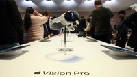Apples Vision Pro headset is displayed at the Apple Fifth Avenue store in Manhattan in New York City, U.S., February 2, 2024. REUTERS/Brendan McDermid