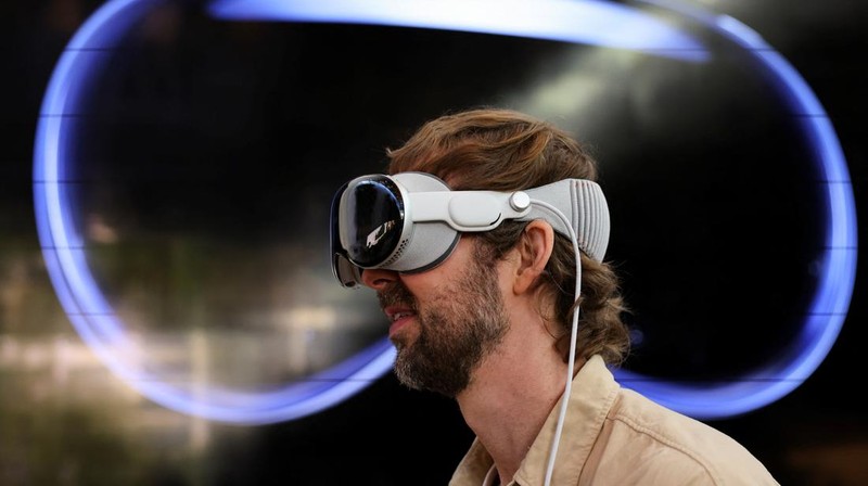 A customer uses Apple's Vision Pro headset on the day it goes on sale for the first time in Los Angeles, California, U.S., February 2, 2024. REUTERS/Mike Blake