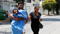 Seorang pria membawa seekor anjing yang diselamatkan dari kebakaran hutan, setelah anjing tersebut menerima perawatan luka bakar di pusat rehabilitasi satwa liar Universitas Amerika di Vina del Mar, Chile, Minggu (4/2/2024).
