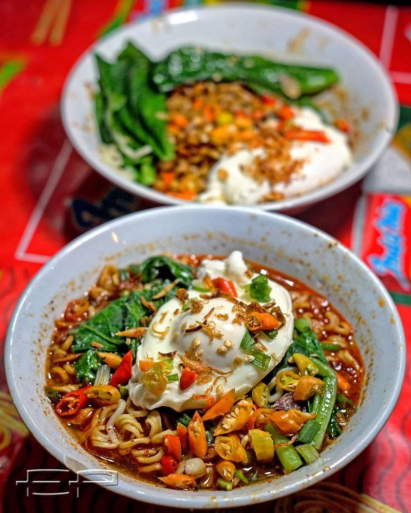 warkop yang racikan Indomie-nya enak