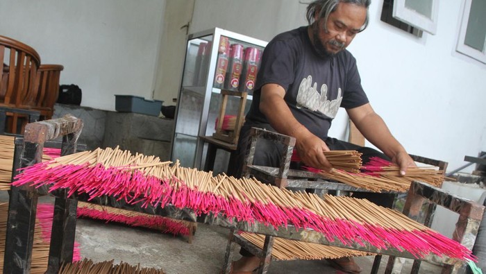Jelang Imlek, Perajin Dupa Aroma Kebanjiran Permintaan Perajin menjemur dupa beraroma buatannya di rumah produksi Dupa 45, Ngenep, Karangploso, Malang, Jawa Timur, Senin (5/2/2024). Perajin menyebutkan produksi dupa aroma yang dijual seharga Rp50 ribu per bungkus itu dalam sebulan terakhir menurun dari 50 kilogram menjadi 15 kilogram per hari akibat tingginya curah hujan di kawasan tersebut, sementara permintaan di pasaran meningkat menjelang perayaan Tahun Baru Imlek. ANTARA FOTO/Ari Bowo Sucipto/rwa.