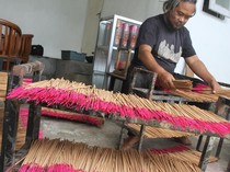 Potret Produksi Dupa Jelang Imlek Terdampak Cuaca