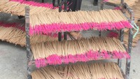 Perajin menyebutkan produksi dupa aroma yang dijual seharga Rp50 ribu per bungkus itu dalam sebulan terakhir menurun dari 50 kilogram menjadi 15 kilogram per hari akibat tingginya curah hujan di kawasan tersebut, sementara permintaan di pasaran meningkat menjelang perayaan Tahun Baru Imlek.