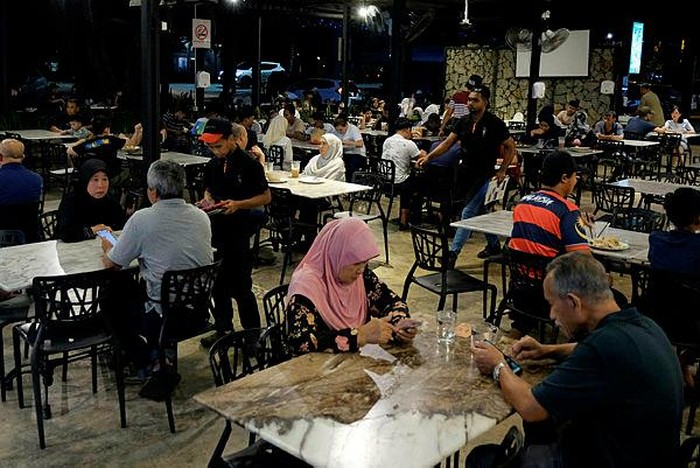 Kacau! Resto Ini Tutup 14 Hari Usai Pegawai Kencing di Selokan