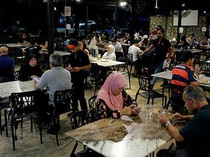 Kacau! Resto Ini Tutup 14 Hari Usai Pegawai Kencing di Selokan