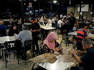 Kacau! Resto Ini Tutup 14 Hari Usai Pegawai Kencing di Selokan