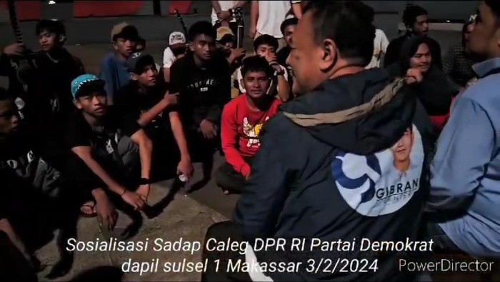 Kader Demokrat caleg DPR RI dapil Sulsel 1 Syarifuddin Daeng Punna (Sadap) bagi-bagi uang di Pantai Losari Makassar.