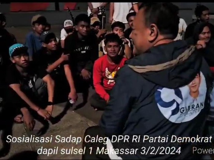 Kader Demokrat caleg DPR RI dapil Sulsel 1 Syarifuddin Daeng Punna (Sadap) bagi-bagi uang di Pantai Losari Makassar.
