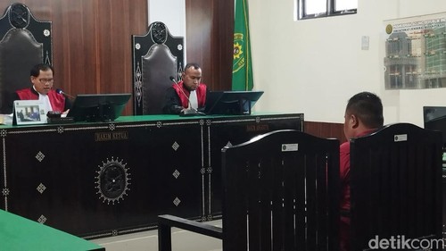 Kepala Desa Langko, Kecamatan Lingsar, Lombok Barat, NTB, Mawardi, divonis 3 bulan penjara usai kampanye untuk istrinya, Senin (5/2/2024). Foto: (Ahmad Viqi/detikBali).