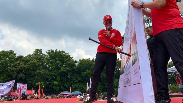 Ketua Umum (Ketum) Partai Solidaritas Indonesia (PSI) Kaesang Pangarep hadir dalam kampanye di Blok S, Jakarta Selatan, Senin (5/2/2024). Dalam kegiatan itu, Kaesang mengajak warga untuk mencoblos mulut Gibran pada 14 Februari 2024 nanti.