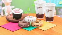 Selain menu minuman, makanan manis yang legit juga bisa dipesan di sini. Salah satunya donat dengan hiasan khas babi yang menggemaskan. Foto: Mipig Cafe
