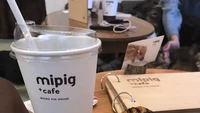 Sajian kue dan es krim juga menjadi salah satu yang laris dipesan. Kucuran saus cokelat hingga taburan gula halus membuat rasa hidangannya semakin lengkap. Foto: Mipig Cafe