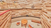 Setiap gerainya dihiasi dengan tema yang berbeda. Salah satunya ada yang mengusung konsep bajak laut dengan sentuhan kayu yang alami. Foto: Mipig Cafe