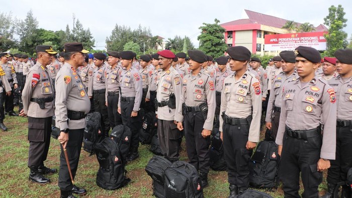 Kapolda NTT Irjen Daniel Tahi Monang Silitonga saat mengecek kesiapan dan kelengkapan 414 personelnya di Lapangan Ricki Sitohang Polda NTT, Senin (5/2/2024). (Dok. Humas Polda NTT).