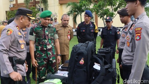 Kapolres Bima Kota, NTB, AKBP Yudha Pranata mengecek peralatan yang dipakai personel yang akan mengawasi dan menjaga TPS Pemilu 2024, di Mapolres Bima Kota, Senin, (5/2/2024). (Dok. Rafiin/detikBali)