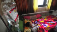Pasien anak penderita demam berdarah dengue (DBD) menjalani perawatan di RSUD Loekmono Hadi, Kudus, Jawa Tengah, Senin (5/2/2024).
