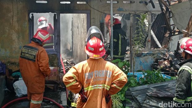 Kebakaran dua rumah di permukiman padat penduduk Kelurahan/Kecamatan Cipedes Kota Tasikmalaya.