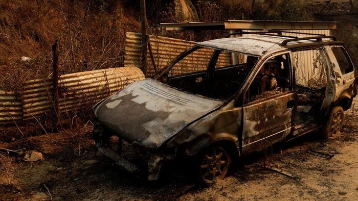 The remains of a burnt car stand following the spread of wildfires in Vina del Mar, Chile, February 3. REUTERS/Sofia Yanjari Acquire Licensing Rights